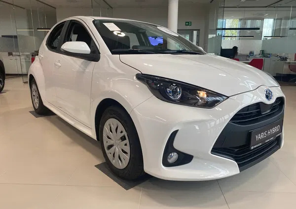 samochody osobowe Toyota Yaris cena 93500 przebieg: 10, rok produkcji 2023 z Poznań